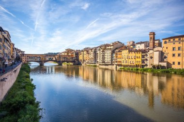 Görünüm Ortaçağ taş köprü Ponte Vecchio ve Arno Nehri Floransa, Toskana, İtalya. Floransa Avrupa'nın popüler bir turistik yer