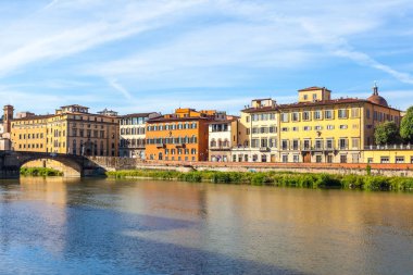 Renkli eski binalar satır Arno Nehri Floransa, İtalya.