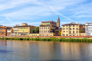 Renkli eski binalar satır Arno Nehri Floransa, İtalya.
