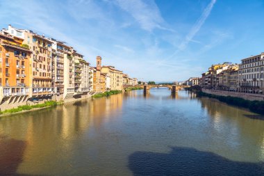 Renkli eski binalar satır Arno Nehri Floransa, İtalya.
