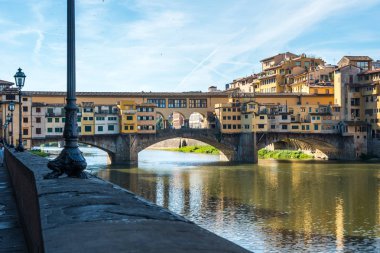 Görünüm Ortaçağ taş köprü Ponte Vecchio ve Arno Nehri Floransa, Toskana, İtalya. Floransa Avrupa'nın popüler bir turistik yer