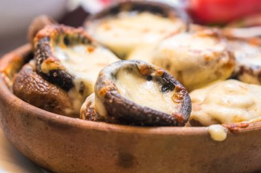 Pot, Gürcü cuisene peynirli mantar dolması.