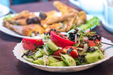 Domates ve salatalık salatası soğan, biber ve kısmen.