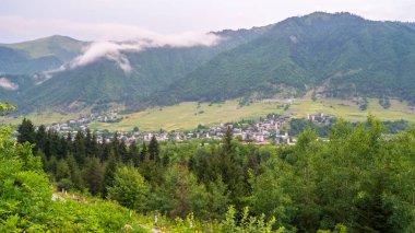 Svaneti alan Gürcistan'daki Kafkas Dağları köyde Mestia kuleleri.