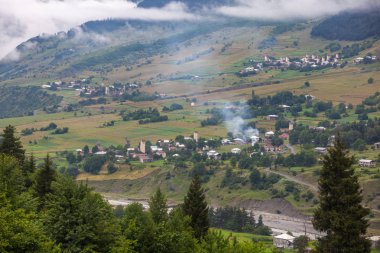 svaneti Ortaçağ kuleli köylerin güzel manzara.