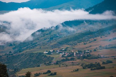 svaneti Ortaçağ kuleli köylerin güzel manzara.