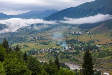 svaneti Ortaçağ kuleli köylerin güzel manzara.