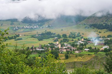 svaneti Ortaçağ kuleli köylerin güzel manzara.