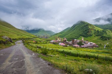 Ushguli - Avrupa 'nın en yüksek yerleşim olan köyü. Kafkaslar, Yukarı Svaneti - UNESCO Dünya Mirası Bölgesi. Georgia.