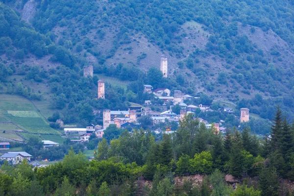 スヴァネティ地区グルジアのコーカサス山脈メスティア村の塔 — ストック写真