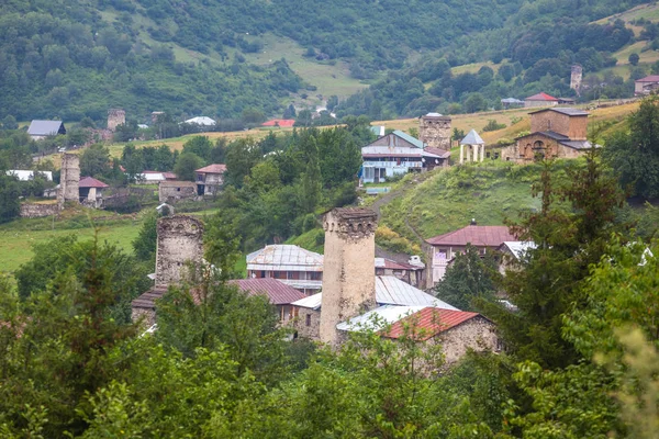 Svaneti Ortaçağ Kuleli Köylerin Güzel Manzara — Stok fotoğraf