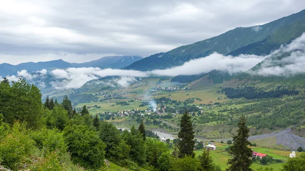 Gyönyörű Kilátás Nyílik Falu Középkori Tornyok Svaneti — Stock Fotó