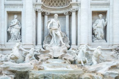 Trevi Çeşmesi akşam, Roma, İtalya. Roma Barok mimarisi ve Simgesel Yapı.