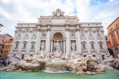 Roma, İtalya - 23.06.2018: Akşamları, Roma, İtalya, Trevi Çeşmesi. Roma Barok mimarisi ve Simgesel Yapı.