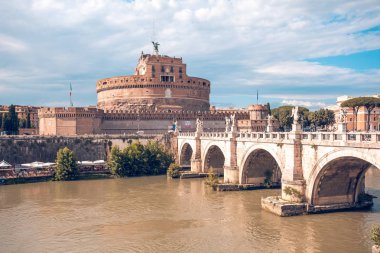 Rome, İtalya - 23.06.2018: Saint melek Kalesi ve Roma'da Tiber Nehri Köprüsü.
