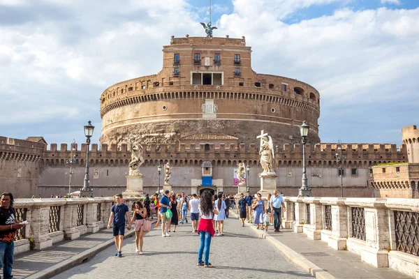 Rome, İtalya - 23.06.2018: Saint melek Kalesi ve Roma'da Tiber Nehri Köprüsü.
