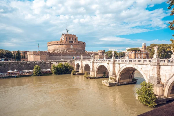 ローマ イタリア 2018 聖天使城とローマのテヴェレ川に架かる橋 — ストック写真