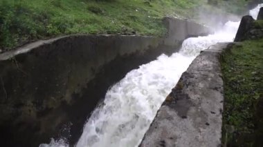 Beton kanaldaki su hızlı akış