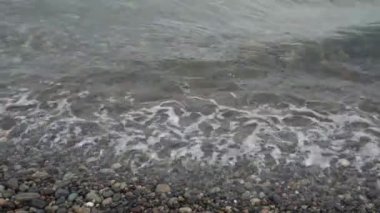Dalgalar Kvariati sahilde, Acara, Gürcistan