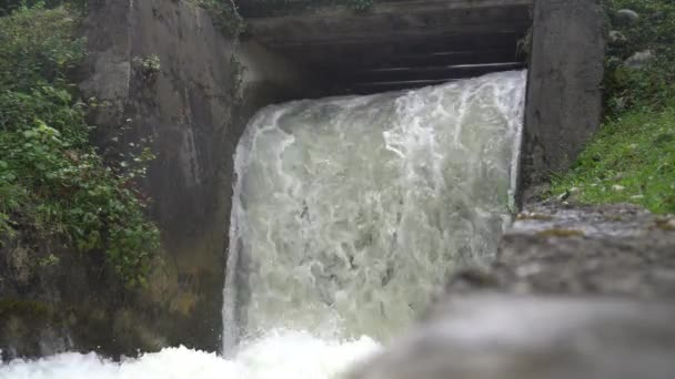 Det Snabba Flödet Vatten Kanalen Betong — Stockvideo