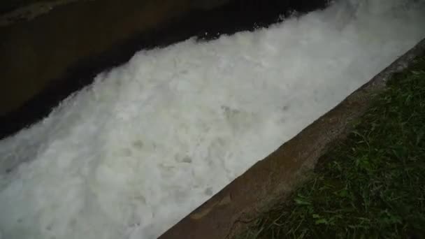 Быстрый Поток Воды Бетонный Канал — стоковое видео