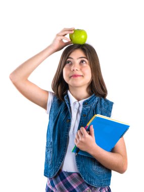 Defter ve beyaz arka plan üzerinde elma ile kız öğrenci.