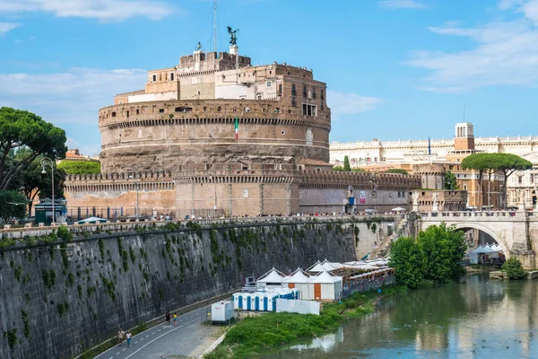 聖天使城とローマのテベレ川に架かる橋 — ストック写真