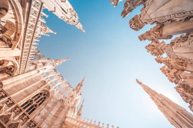 Gotik mimari ve sanat görünümünü çatıda Milan Katedrali (Duomo di Milano), İtalya.