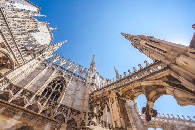 Gotik mimari ve sanat görünümünü çatıda Milan Katedrali (Duomo di Milano), İtalya.