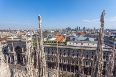 Teras Milan Katedrali (Duomo) görüntüleyin. Milano, İtalya.
