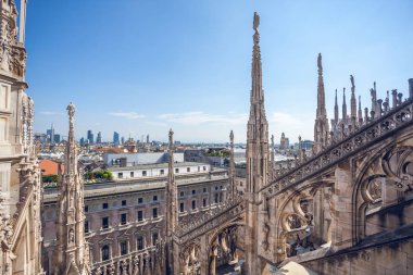 Teras Milan Katedrali (Duomo) görüntüleyin. Milano, İtalya.