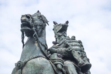 Milan, İtalya - 25.06.2018: Heykel ve Vittorio Emanuele II Duomo yakınındaki.