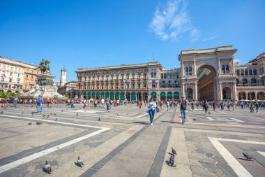 Milan, İtalya - 25.06.2018: Piazza Duomo Milan, turist. Heykel ve Vittorio Emanuele II.