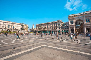 Milan, İtalya - 25.06.2018: Piazza Duomo Milan, turist. Heykel ve Vittorio Emanuele II.