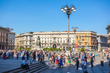 Milan, İtalya - 25.06.2018: Piazza Duomo Milan, turist. Heykel ve Vittorio Emanuele II.