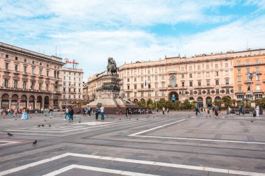 Milan, İtalya - 25.06.2018: Piazza Duomo Milan, turist. Heykel ve Vittorio Emanuele II.