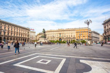 Milan, İtalya - 25.06.2018: Piazza Duomo Milan, turist. Heykel ve Vittorio Emanuele II.