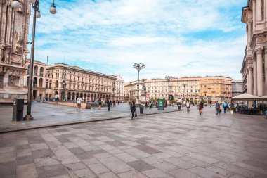 Milan, İtalya - 25.06.2018: Piazza Duomo Milan, turist. Heykel ve Vittorio Emanuele II.