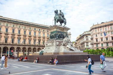 Milan, İtalya - 25.06.2018: Piazza Duomo Milan, turist. Heykel ve Vittorio Emanuele II.