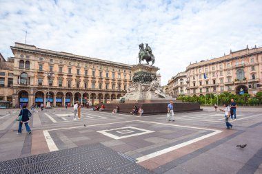 Milan, İtalya - 25.06.2018: Piazza Duomo Milan, turist. Heykel ve Vittorio Emanuele II.