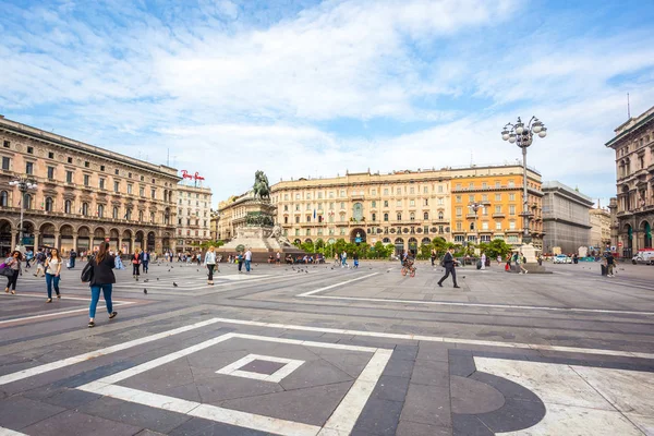 Milan, İtalya - 25.06.2018: Piazza Duomo Milan, turist. Heykel ve Vittorio Emanuele II.