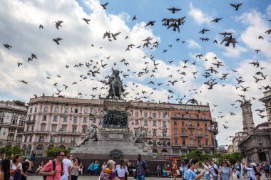 Milan, İtalya - 25.06.2018: Güvercin Duomo di Milano alanı üzerinde bir sürü.