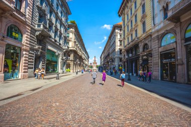 Milan, İtalya - 25.06.2018: Via Dante sokak Milan şehir merkezinde.