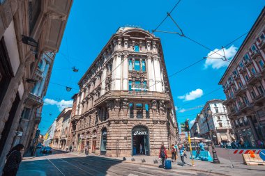 Milan, İtalya - 25.06.2018: Via Dante sokak Milan şehir merkezinde.