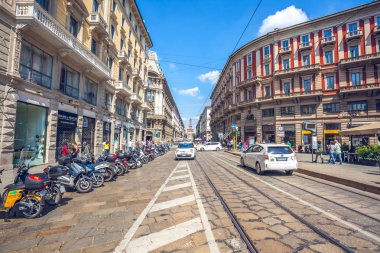 Milan, İtalya - 25.06.2018: Via Dante sokak Milan şehir merkezinde.