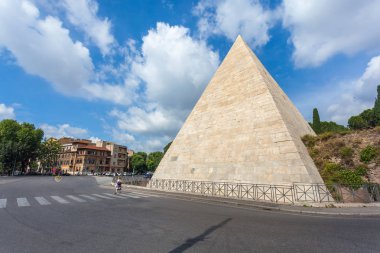 Rome, İtalya - 22.06.2018: Cestius Roma, antik piramit.