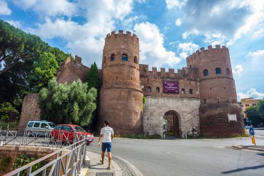 Rome, İtalya - 22.06.2018: Porta San Paolo Roma'da bir bakış. Aslında Porta Ostiensis denir.