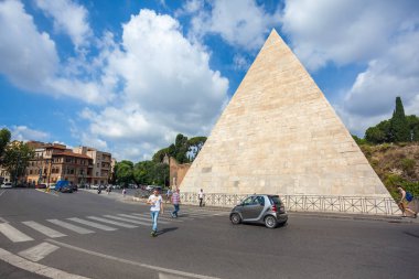 Rome, İtalya - 22.06.2018: Cestius Roma, antik piramit.