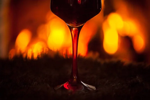 Verre Vin Rouge Sur Fond Cheminée Confortable Vacances Hiver Dans — Photo