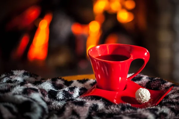 Rote Tasse Tee Oder Kaffee Und Schokolade Neben Dem Kamin — Stockfoto